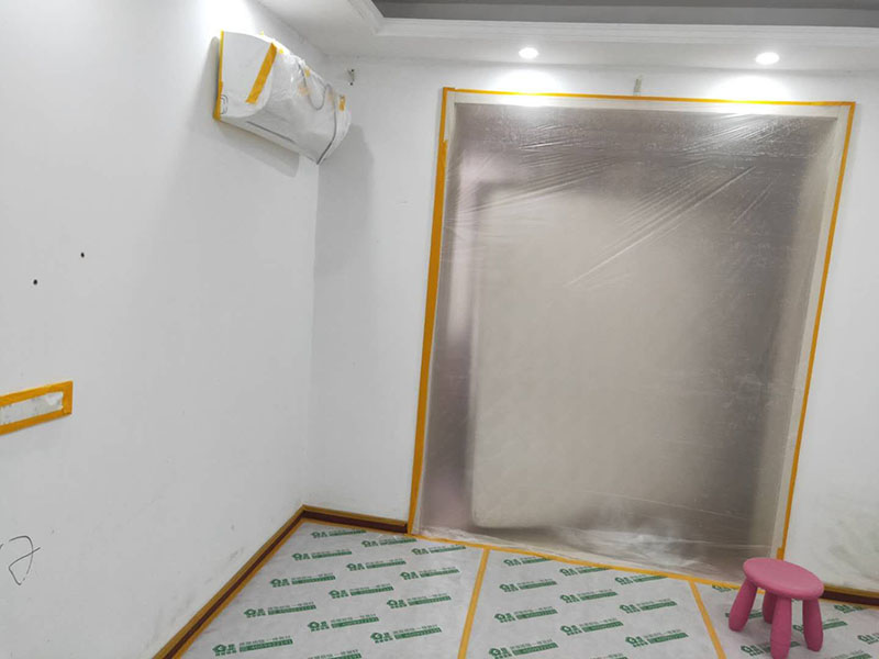 家具地面成品保護(hù)：1、墻地面瓷磚，在鋪貼未干固的情況下，不要急于勾縫，以免人為的造成瓷磚松動(dòng)、高低不平，影響施工效果。 2、地面瓷磚干固前，不要在上面走動(dòng)、堆放雜物，以免造成瓷磚松動(dòng)、高低不平。 3、地面瓷磚鋪貼完后，使用成品保護(hù)膜覆蓋磚面。 既可以防止裝修時(shí)的沙子磨傷地面，同時(shí)也能有效的防止油漆涂料等有色液體滴落磚面，造成地面污染。