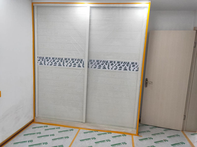 家具地面成品保護(hù)：1、墻地面瓷磚，在鋪貼未干固的情況下，不要急于勾縫，以免人為的造成瓷磚松動(dòng)、高低不平，影響施工效果。 2、地面瓷磚干固前，不要在上面走動(dòng)、堆放雜物，以免造成瓷磚松動(dòng)、高低不平。 3、地面瓷磚鋪貼完后，使用成品保護(hù)膜覆蓋磚面。 既可以防止裝修時(shí)的沙子磨傷地面，同時(shí)也能有效的防止油漆涂料等有色液體滴落磚面，造成地面污染。