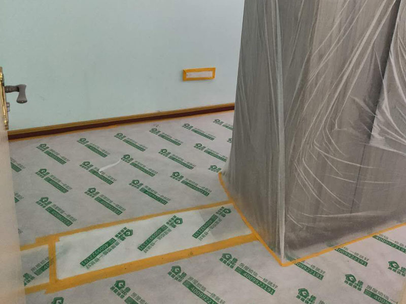 家具地面成品保護(hù)：1、墻地面瓷磚，在鋪貼未干固的情況下，不要急于勾縫，以免人為的造成瓷磚松動(dòng)、高低不平，影響施工效果。 2、地面瓷磚干固前，不要在上面走動(dòng)、堆放雜物，以免造成瓷磚松動(dòng)、高低不平。 3、地面瓷磚鋪貼完后，使用成品保護(hù)膜覆蓋磚面。 既可以防止裝修時(shí)的沙子磨傷地面，同時(shí)也能有效的防止油漆涂料等有色液體滴落磚面，造成地面污染。