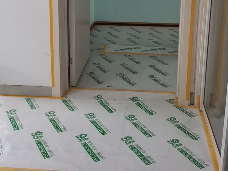 家具地面成品保護(hù)：1、墻地面瓷磚，在鋪貼未干固的情況下，不要急于勾縫，以免人為的造成瓷磚松動(dòng)、高低不平，影響施工效果。 2、地面瓷磚干固前，不要在上面走動(dòng)、堆放雜物，以免造成瓷磚松動(dòng)、高低不平。 3、地面瓷磚鋪貼完后，使用成品保護(hù)膜覆蓋磚面。 既可以防止裝修時(shí)的沙子磨傷地面，同時(shí)也能有效的防止油漆涂料等有色液體滴落磚面，造成地面污染。