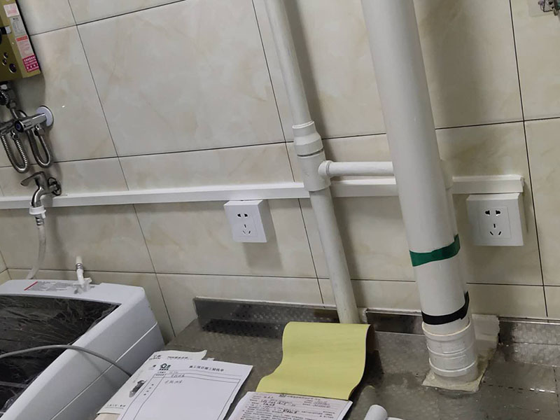 插座開關明裝布線:首先我們要認識插座的明裝和暗裝，明裝的是安裝底盒在墻體表面暴露出來的，暗裝的是把安裝底盒裝在墻體內(nèi)，表面看不露出部分。根椐底合上的四個固定孔位，在需要安裝的墻面上做好標記，選擇螺絲相同大小的沖擊鉆頭用沖擊鉆在墻上打孔。在孔里打入膨脹螺絲。確定能夠把自攻螺絲牢固的抓住。 用四個自攻螺絲把底盒固定到墻上。