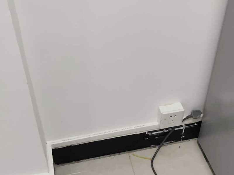 插座開關明裝布線:首先我們要認識插座的明裝和暗裝，明裝的是安裝底盒在墻體表面暴露出來的，暗裝的是把安裝底盒裝在墻體內(nèi)，表面看不露出部分。根椐底合上的四個固定孔位，在需要安裝的墻面上做好標記，選擇螺絲相同大小的沖擊鉆頭用沖擊鉆在墻上打孔。在孔里打入膨脹螺絲。確定能夠把自攻螺絲牢固的抓住。 用四個自攻螺絲把底盒固定到墻上。