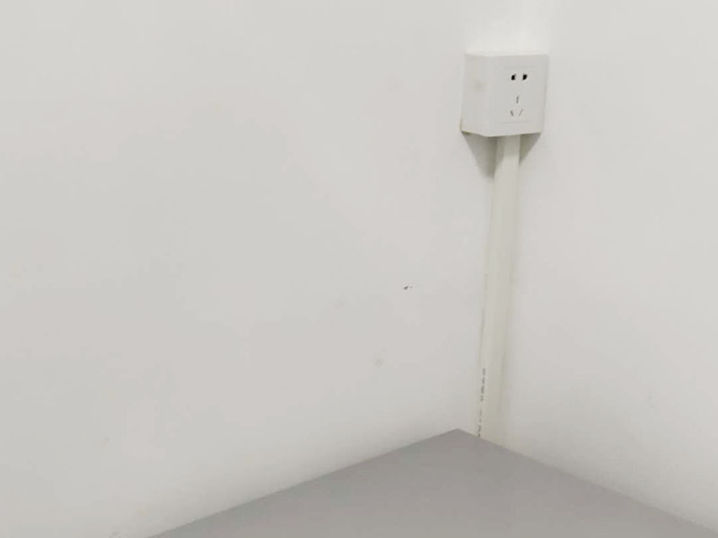 插座開關明裝布線:首先我們要認識插座的明裝和暗裝，明裝的是安裝底盒在墻體表面暴露出來的，暗裝的是把安裝底盒裝在墻體內(nèi)，表面看不露出部分。根椐底合上的四個固定孔位，在需要安裝的墻面上做好標記，選擇螺絲相同大小的沖擊鉆頭用沖擊鉆在墻上打孔。在孔里打入膨脹螺絲。確定能夠把自攻螺絲牢固的抓住。 用四個自攻螺絲把底盒固定到墻上。