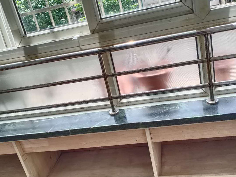 飄窗臺柜體翻新：大家都喜歡購買那種帶有飄窗的臥室裝修，主要是因為可以把飄窗設(shè)計改裝自己理想的圣地。如果我們把飄窗設(shè)計成溫馨的休息室。中午沒事的時候，可以躺到這里的小床上休息片刻。 飄窗柜尺寸就要盡可能的小一點(diǎn)。因為飄窗柜就用來放一些小東西用的，所以說尺寸小的話，不會影響到陽光的射入。當(dāng)休息完以后，在飄窗柜里面拿上自己的工作用品，也就可以出發(fā)去工作了。 飄窗不像普通的窗戶一樣，它一般是矩形或者是向外突的。飄窗的三面都是由玻璃組成的，這樣就給房子帶來了充足的陽光的沐浴，采光比較好，也可以開擴(kuò)人們的視野，讓人們的生活更加的豐富多彩。