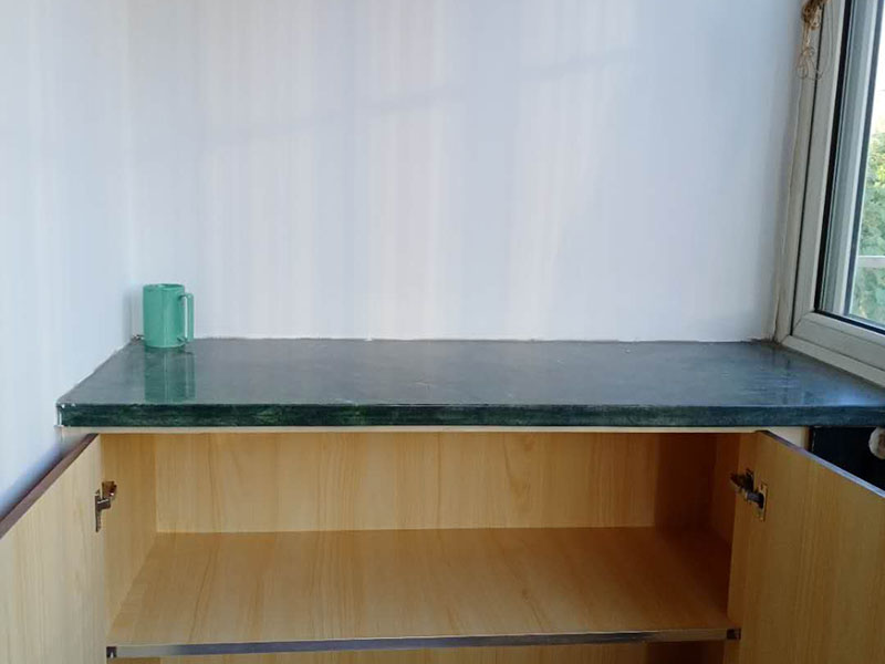 飄窗臺柜體翻新：大家都喜歡購買那種帶有飄窗的臥室裝修，主要是因為可以把飄窗設(shè)計改裝自己理想的圣地。如果我們把飄窗設(shè)計成溫馨的休息室。中午沒事的時候，可以躺到這里的小床上休息片刻。 飄窗柜尺寸就要盡可能的小一點(diǎn)。因為飄窗柜就用來放一些小東西用的，所以說尺寸小的話，不會影響到陽光的射入。當(dāng)休息完以后，在飄窗柜里面拿上自己的工作用品，也就可以出發(fā)去工作了。 飄窗不像普通的窗戶一樣，它一般是矩形或者是向外突的。飄窗的三面都是由玻璃組成的，這樣就給房子帶來了充足的陽光的沐浴，采光比較好，也可以開擴(kuò)人們的視野，讓人們的生活更加的豐富多彩。