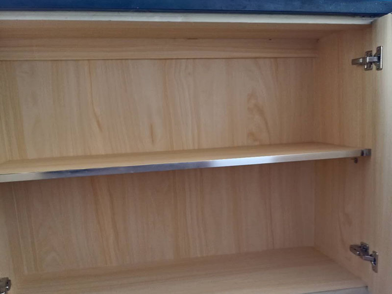 飄窗臺柜體翻新：大家都喜歡購買那種帶有飄窗的臥室裝修，主要是因為可以把飄窗設(shè)計改裝自己理想的圣地。如果我們把飄窗設(shè)計成溫馨的休息室。中午沒事的時候，可以躺到這里的小床上休息片刻。 飄窗柜尺寸就要盡可能的小一點(diǎn)。因為飄窗柜就用來放一些小東西用的，所以說尺寸小的話，不會影響到陽光的射入。當(dāng)休息完以后，在飄窗柜里面拿上自己的工作用品，也就可以出發(fā)去工作了。 飄窗不像普通的窗戶一樣，它一般是矩形或者是向外突的。飄窗的三面都是由玻璃組成的，這樣就給房子帶來了充足的陽光的沐浴，采光比較好，也可以開擴(kuò)人們的視野，讓人們的生活更加的豐富多彩。