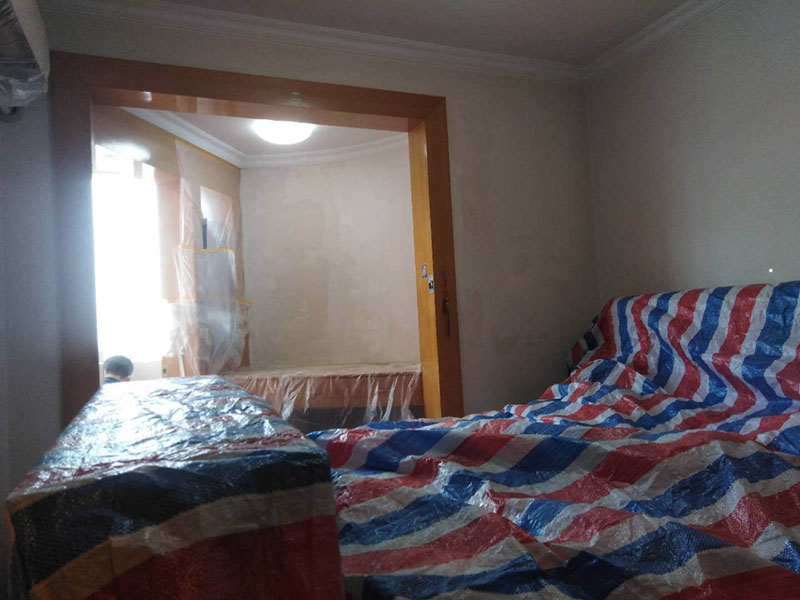 老房墻面翻新保護：如果原墻是乳膠漆，且基礎(chǔ)強度較好，經(jīng)簡單打毛修補后可以直接刷漆，但要注意不要破壞原墻漆膜的完整性，也不要用比原墻乳膠漆附著力好太多的乳膠漆，否則容易起皮脫落；如果原墻是刮瓷，則必須產(chǎn)掉重做，其實在這方面只要掌握一個原則，即同等性質(zhì)才能翻新，否則就必須重來。 如果原墻面的漆已經(jīng)不好了的話，再刷上乳膠漆會把以前的乳膠漆泡下來，可以選鮮呼吸SBS強力膠、鮮呼吸卓越型白膠，再刮一遍膩子打磨后再刷乳膠漆。另外，如果經(jīng)濟條件允許，而你對原墻質(zhì)量又不滿意的話，建議最好重做。因為墻面的處理是整個裝修過程中最骯臟的部分，千萬不要圖省事，否則以后會很麻煩。