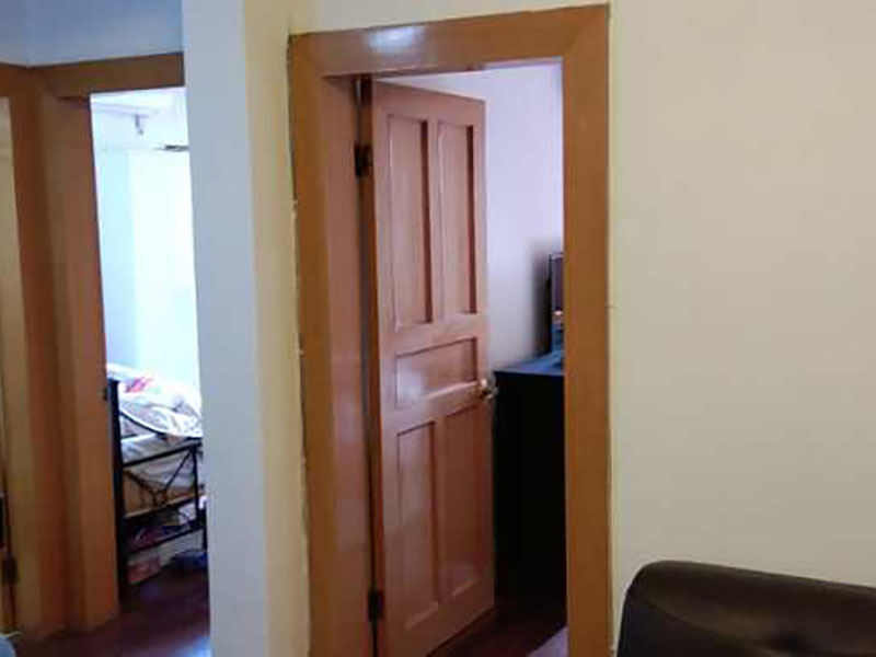 老房墻面翻新保護：如果原墻是乳膠漆，且基礎(chǔ)強度較好，經(jīng)簡單打毛修補后可以直接刷漆，但要注意不要破壞原墻漆膜的完整性，也不要用比原墻乳膠漆附著力好太多的乳膠漆，否則容易起皮脫落；如果原墻是刮瓷，則必須產(chǎn)掉重做，其實在這方面只要掌握一個原則，即同等性質(zhì)才能翻新，否則就必須重來。 如果原墻面的漆已經(jīng)不好了的話，再刷上乳膠漆會把以前的乳膠漆泡下來，可以選鮮呼吸SBS強力膠、鮮呼吸卓越型白膠，再刮一遍膩子打磨后再刷乳膠漆。另外，如果經(jīng)濟條件允許，而你對原墻質(zhì)量又不滿意的話，建議最好重做。因為墻面的處理是整個裝修過程中最骯臟的部分，千萬不要圖省事，否則以后會很麻煩。