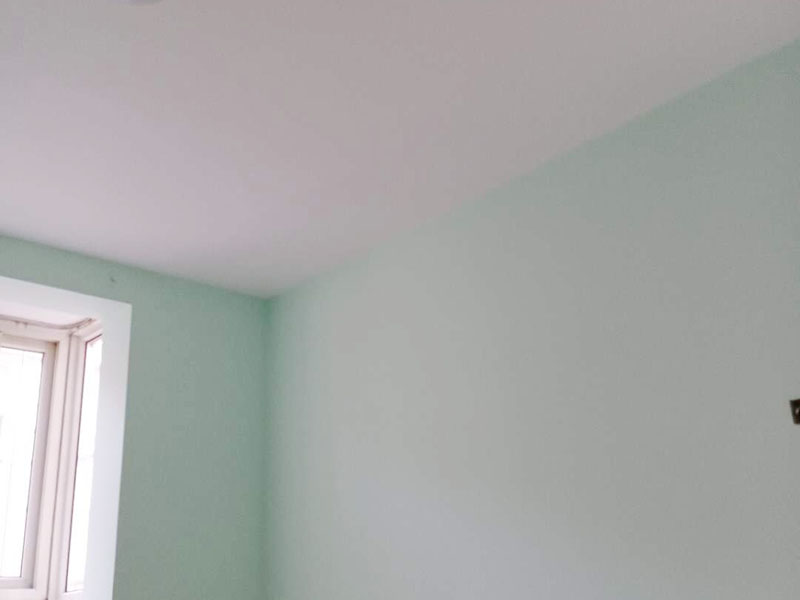 墻面乳膠漆粉刷：在裝修前，施工人員都要提前做好油漆的準(zhǔn)備工作，一般包括油漆涂漆環(huán)境的清理、家具的保護(hù)措施等，比如在門、窗框最好粘貼一層分色紙，木柜、隔板的家具外面最好有一層報(bào)紙包裹著，這樣就可以避免油漆滴落在家具表面被弄臟的情況發(fā)生。在對(duì)油漆施工完后，為了讓墻面保持光滑，我們需要對(duì)墻面進(jìn)行打磨，在墻面打磨的時(shí)候，我們可以用手觸摸墻面，看看墻面是否光滑，然后在用質(zhì)地較松軟的膩?zhàn)舆M(jìn)行再次處理，然后在清掃一遍墻面。施工人員在完成了上述步驟后，業(yè)主就可以驗(yàn)收啦，在驗(yàn)收時(shí)，一定要仔細(xì)檢查墻面以及墻面周圍是否干凈清潔，還有其他的地方是否有油漆的痕跡等。