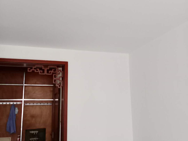 墻面乳膠漆粉刷：在裝修前，施工人員都要提前做好油漆的準(zhǔn)備工作，一般包括油漆涂漆環(huán)境的清理、家具的保護(hù)措施等，比如在門、窗框最好粘貼一層分色紙，木柜、隔板的家具外面最好有一層報(bào)紙包裹著，這樣就可以避免油漆滴落在家具表面被弄臟的情況發(fā)生。在對(duì)油漆施工完后，為了讓墻面保持光滑，我們需要對(duì)墻面進(jìn)行打磨，在墻面打磨的時(shí)候，我們可以用手觸摸墻面，看看墻面是否光滑，然后在用質(zhì)地較松軟的膩?zhàn)舆M(jìn)行再次處理，然后在清掃一遍墻面。施工人員在完成了上述步驟后，業(yè)主就可以驗(yàn)收啦，在驗(yàn)收時(shí)，一定要仔細(xì)檢查墻面以及墻面周圍是否干凈清潔，還有其他的地方是否有油漆的痕跡等。