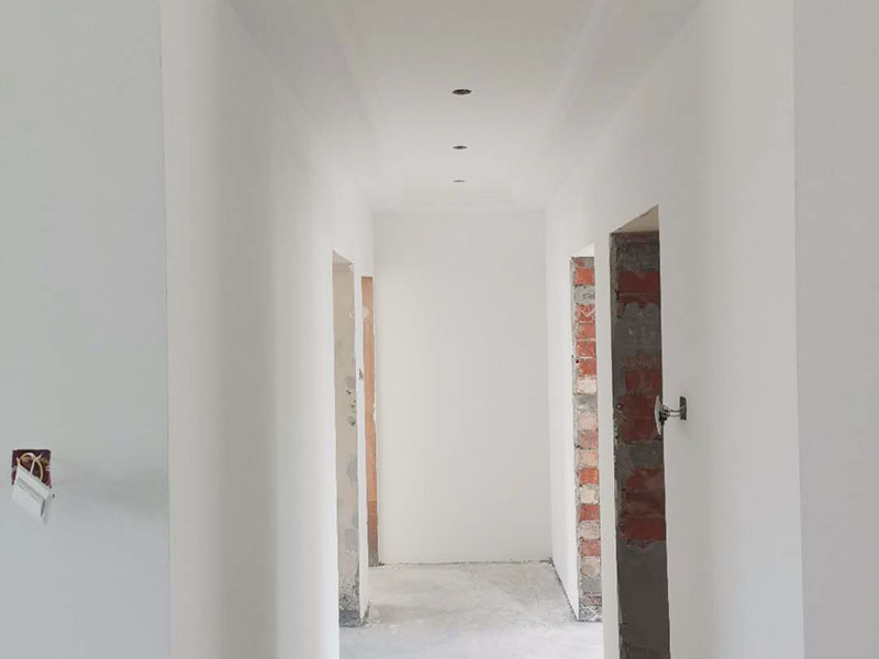 全屋墻面翻新：舊墻的基本處理包括清理舊墻面原有的乳膠漆和膩?zhàn)訉拥溺P除、木裝修、其他表面裝飾物（如壁紙）的拆除，如果只是裝修了一兩年的墻面，墻面的膩?zhàn)涌梢圆挥苗P除，用鋼刷和砂紙打磨墻面后就可以重新涂刷乳膠漆，如果裝修時(shí)間較長(zhǎng)的就需要將膩?zhàn)訉隅P除后再進(jìn)行后續(xù)工序。切記舊墻面一定要進(jìn)行處理，不能直接涂刷，粉化嚴(yán)重的墻面要鏟除后，抹上一層白水泥，再進(jìn)行涂刷。 墻面涂刷底漆的作用是抗堿防潮、封固基材、保護(hù)面漆，提高面漆的質(zhì)感和遮蓋力。如果沒(méi)有刷底漆就直接上面漆的話，時(shí)間一長(zhǎng)墻面就容易起泡、發(fā)霉，經(jīng)陽(yáng)光長(zhǎng)時(shí)間照射也會(huì)發(fā)生墻面變色的情況。 在墻面修補(bǔ)時(shí)，我們要盡量避免色差，因此要注意按照油漆桶的配比、涂刷，最好估算好用量。一次準(zhǔn)備好足夠的量，這樣才能保證墻面顏色的一致，也能避免用量不足重新調(diào)配出的顏色有差異。