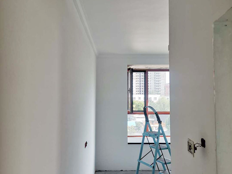 全屋墻面翻新：舊墻的基本處理包括清理舊墻面原有的乳膠漆和膩?zhàn)訉拥溺P除、木裝修、其他表面裝飾物（如壁紙）的拆除，如果只是裝修了一兩年的墻面，墻面的膩?zhàn)涌梢圆挥苗P除，用鋼刷和砂紙打磨墻面后就可以重新涂刷乳膠漆，如果裝修時(shí)間較長(zhǎng)的就需要將膩?zhàn)訉隅P除后再進(jìn)行后續(xù)工序。切記舊墻面一定要進(jìn)行處理，不能直接涂刷，粉化嚴(yán)重的墻面要鏟除后，抹上一層白水泥，再進(jìn)行涂刷。 墻面涂刷底漆的作用是抗堿防潮、封固基材、保護(hù)面漆，提高面漆的質(zhì)感和遮蓋力。如果沒(méi)有刷底漆就直接上面漆的話，時(shí)間一長(zhǎng)墻面就容易起泡、發(fā)霉，經(jīng)陽(yáng)光長(zhǎng)時(shí)間照射也會(huì)發(fā)生墻面變色的情況。 在墻面修補(bǔ)時(shí)，我們要盡量避免色差，因此要注意按照油漆桶的配比、涂刷，最好估算好用量。一次準(zhǔn)備好足夠的量，這樣才能保證墻面顏色的一致，也能避免用量不足重新調(diào)配出的顏色有差異。