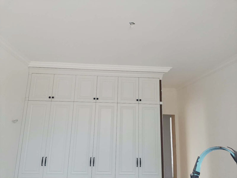 全屋墻面翻新：舊墻的基本處理包括清理舊墻面原有的乳膠漆和膩?zhàn)訉拥溺P除、木裝修、其他表面裝飾物（如壁紙）的拆除，如果只是裝修了一兩年的墻面，墻面的膩?zhàn)涌梢圆挥苗P除，用鋼刷和砂紙打磨墻面后就可以重新涂刷乳膠漆，如果裝修時(shí)間較長(zhǎng)的就需要將膩?zhàn)訉隅P除后再進(jìn)行后續(xù)工序。切記舊墻面一定要進(jìn)行處理，不能直接涂刷，粉化嚴(yán)重的墻面要鏟除后，抹上一層白水泥，再進(jìn)行涂刷。 墻面涂刷底漆的作用是抗堿防潮、封固基材、保護(hù)面漆，提高面漆的質(zhì)感和遮蓋力。如果沒(méi)有刷底漆就直接上面漆的話，時(shí)間一長(zhǎng)墻面就容易起泡、發(fā)霉，經(jīng)陽(yáng)光長(zhǎng)時(shí)間照射也會(huì)發(fā)生墻面變色的情況。 在墻面修補(bǔ)時(shí)，我們要盡量避免色差，因此要注意按照油漆桶的配比、涂刷，最好估算好用量。一次準(zhǔn)備好足夠的量，這樣才能保證墻面顏色的一致，也能避免用量不足重新調(diào)配出的顏色有差異。