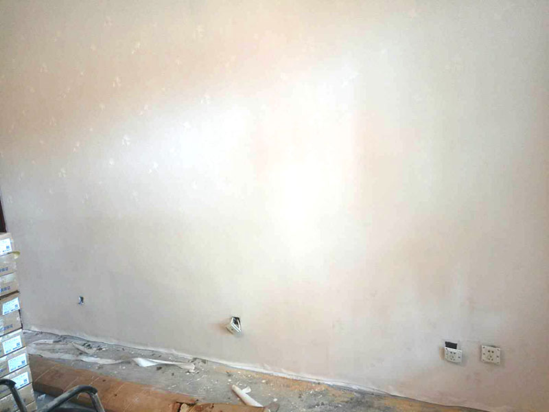 墻紙墻布鋪貼：首先，要將其表皮給鏟除干凈平整，這樣做的目的是為了接下來更好的進(jìn)行墻紙的鋪貼;其次，還需要對(duì)墻面進(jìn)行一次基層的處理，一般都會(huì)在墻面涂刷一層膜或者是清漆，這樣可以更好的將墻紙與墻面分開，并有效的保護(hù)墻面;再者，就是要對(duì)墻面進(jìn)行兩次刮膩?zhàn)拥呐e措，等膩?zhàn)訒窀闪酥?，用砂紙打磨墻面，將參差不齊的顆粒給抹掉，使它變得足夠的光滑、平整;最后，就是封面油了，只要用清油將墻面均勻的涂抹干凈，但切忌不能涂得太厚，這樣會(huì)比較不好放置墻紙。 緊接著，將墻紙按照流水號(hào)給擺放好，并測(cè)量一下墻面的高度。然后，依據(jù)墻體的高度上下留大概五公分的位置進(jìn)行裁剪，需要特別注意的是裁剪時(shí)一定不要過于著急，一次剪裁一卷墻紙即可，以防出現(xiàn)質(zhì)量問題或者其他情況時(shí)不好更換。 如果是采用無紡布?jí)埣铀畱?yīng)該均勻的在墻面上涂刷，厚度大概在2厘米左右，不可以將膠水直接刷在無紡布的背面，更不能使用水將他浸泡，無紡布與一般的墻紙不同，它要使用的膠水濃度應(yīng)該更濃、更厚。