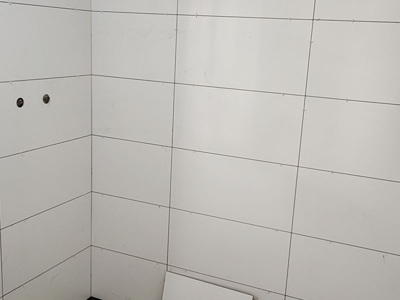 衛(wèi)生間貼磚裝修：衛(wèi)生間墻磚的規(guī)格一定要與鋪貼面積協(xié)調(diào)衛(wèi)生間墻磚的規(guī)格不宜過大,規(guī)格過大的墻磚會給人一種不協(xié)調(diào)的感覺,而小尺寸的墻磚裝飾效果則更好,在一定程度上可以增加衛(wèi)生間的空間感。 在進(jìn)行衛(wèi)生間墻磚鋪貼之前一定要做好排磚方案鋪貼前一定要做排磚方案,盡量不要出現(xiàn)小于墻磚三分之一的窄列。確須切割,瓷磚經(jīng)過切割后以剩下大于三分之二的為宜。 了解水電布線走向在鋪貼之前一定要記住墻面水管電線的走向,最好將電路、水路的走線圖保存好。而且一定要進(jìn)行一次閉水、閉電實驗,以免出現(xiàn)漏水、漏電的情況。