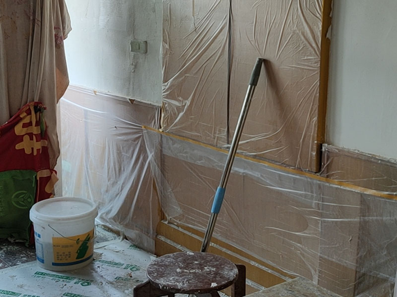 墻面粉刷維修：在舊墻面上重新刷乳膠漆之前，一般先要對舊墻上的油污、浮灰、空鼓或裂紋等做處理，清除浮灰，鏟除起砂翹皮等部位，對油污的部位，應先將原有涂層鏟除，不能鏟除應徹底清洗干凈，墻面清理完畢，在用膩子批刮兩道。 選用顆粒細度較高和質地較硬的膩子為佳，也可以在膩子里增添加一定的白乳膠，可以提高膩子的硬度。盡量用較細的砂紙，通常質地較松軟的膩子用400-500號的砂紙，質地較硬的用360-400號為佳，假如砂紙?zhí)值脑挄粝潞苌畹纳昂?，刷漆是掩蓋不掉的。打磨結束必定。 墻面底漆很重要，特別對舊墻刷新來說，如果直接上面漆墻面容易起泡發(fā)霉，日照久了墻面顏色也容易出現(xiàn)變化。刷底漆時一定要注意刷勻，確保墻面每個地方都刷到。刷底漆時滾筒選擇也很重要，不好的滾筒涂刷效果較差，會直接影響到面漆效果。