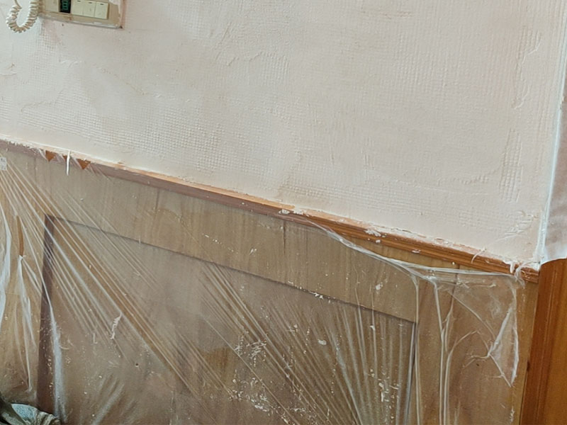 墻面粉刷維修：在舊墻面上重新刷乳膠漆之前，一般先要對舊墻上的油污、浮灰、空鼓或裂紋等做處理，清除浮灰，鏟除起砂翹皮等部位，對油污的部位，應先將原有涂層鏟除，不能鏟除應徹底清洗干凈，墻面清理完畢，在用膩子批刮兩道。 選用顆粒細度較高和質地較硬的膩子為佳，也可以在膩子里增添加一定的白乳膠，可以提高膩子的硬度。盡量用較細的砂紙，通常質地較松軟的膩子用400-500號的砂紙，質地較硬的用360-400號為佳，假如砂紙?zhí)值脑挄粝潞苌畹纳昂?，刷漆是掩蓋不掉的。打磨結束必定。 墻面底漆很重要，特別對舊墻刷新來說，如果直接上面漆墻面容易起泡發(fā)霉，日照久了墻面顏色也容易出現(xiàn)變化。刷底漆時一定要注意刷勻，確保墻面每個地方都刷到。刷底漆時滾筒選擇也很重要，不好的滾筒涂刷效果較差，會直接影響到面漆效果。