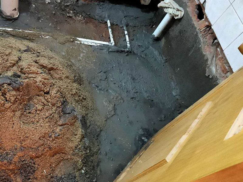 衛(wèi)生間防水找平：在進行防水處理之前，一定先找平地面du。找平層施工方法：基面有空隙、裂縫、不平等缺陷的，用水泥砂漿修補抹平。使基面必須堅固、平整、干凈、無灰塵、油膩、蠟、脫模劑等以及其他碎屑物質(zhì)。找平層干燥后方可進行防水層施工，施工期間應(yīng)防火、防水。防水層完成后，要進行成品保護，不得上人走動。