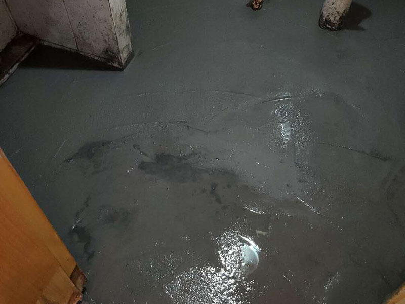 衛(wèi)生間防水找平：在進行防水處理之前，一定先找平地面du。找平層施工方法：基面有空隙、裂縫、不平等缺陷的，用水泥砂漿修補抹平。使基面必須堅固、平整、干凈、無灰塵、油膩、蠟、脫模劑等以及其他碎屑物質(zhì)。找平層干燥后方可進行防水層施工，施工期間應(yīng)防火、防水。防水層完成后，要進行成品保護，不得上人走動。