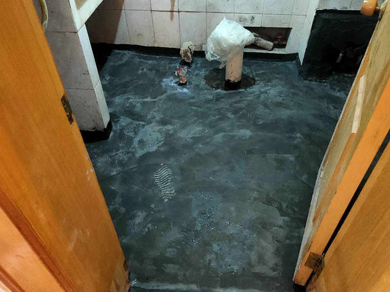 衛(wèi)生間防水找平：在進行防水處理之前，一定先找平地面du。找平層施工方法：基面有空隙、裂縫、不平等缺陷的，用水泥砂漿修補抹平。使基面必須堅固、平整、干凈、無灰塵、油膩、蠟、脫模劑等以及其他碎屑物質(zhì)。找平層干燥后方可進行防水層施工，施工期間應(yīng)防火、防水。防水層完成后，要進行成品保護，不得上人走動。