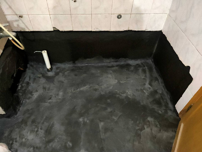 衛(wèi)生間防水找平：在進行防水處理之前，一定先找平地面du。找平層施工方法：基面有空隙、裂縫、不平等缺陷的，用水泥砂漿修補抹平。使基面必須堅固、平整、干凈、無灰塵、油膩、蠟、脫模劑等以及其他碎屑物質(zhì)。找平層干燥后方可進行防水層施工，施工期間應(yīng)防火、防水。防水層完成后，要進行成品保護，不得上人走動。