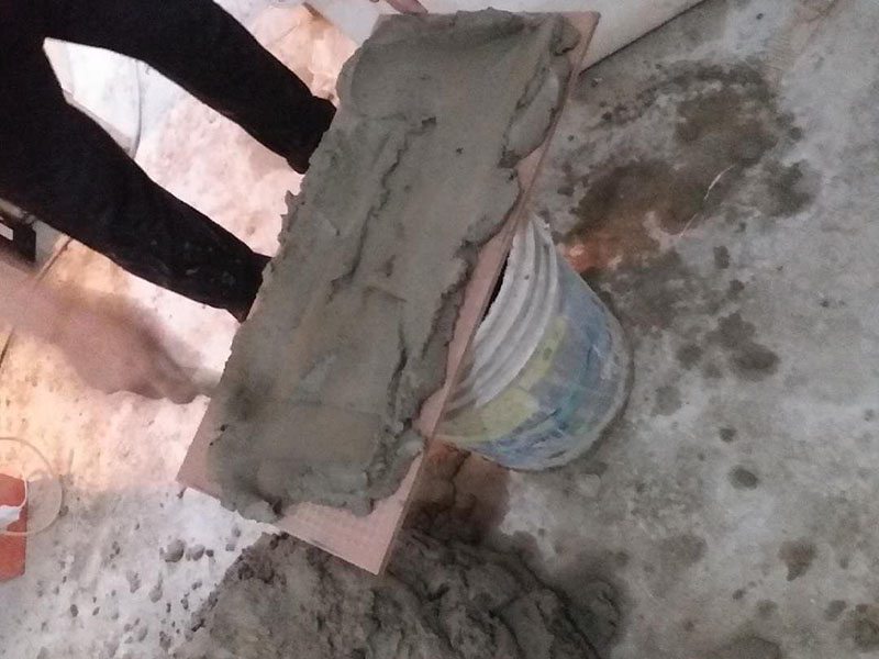 廁所墻面貼磚維修：1、 衛(wèi)生間墻面在施工前清理墻面的各類污物，用泥刀先批墻，后用水泥漿找平，防止瓷磚貼后有空鼓現象。 2、 衛(wèi)生間內會防止抽風機、安裝吊頂等，所以高度要特別注意，其次是墻磚與地磚的尺寸要互相對應，不能有太大的差異，最后根據高度、尺寸與整體效果來確定鋪貼方法，如果統一墻面瓷磚不同，大尺寸瓷磚從下往上貼，小尺寸從上往下貼。 3、配料將清水逐量加入粉狀粘結劑內，按照說明書上一定的比例調配。攪拌調和將粘結劑漿料攪拌至潤滑均勻，無明顯塊狀或糊涂結狀，將攪拌后施工漿料靜置5&mdash;10分鐘，然后再稍加攪拌1&mdash;2分鐘，就可以使用了。 4、把剛剛攪拌好的粘結劑漿料均勻的刮到墻上，讓漿料與瓷磚背面的充分接觸。留縫大小調整根據瓷磚的尺寸，在磚與磚之間預留相應尺寸的縫隙留待嵌縫?？捎醚篮灥认裙潭?。用專業(yè)測量儀，來檢查貼后瓷磚的平整度。鋪貼完成后可以用薄膜來加以保護。