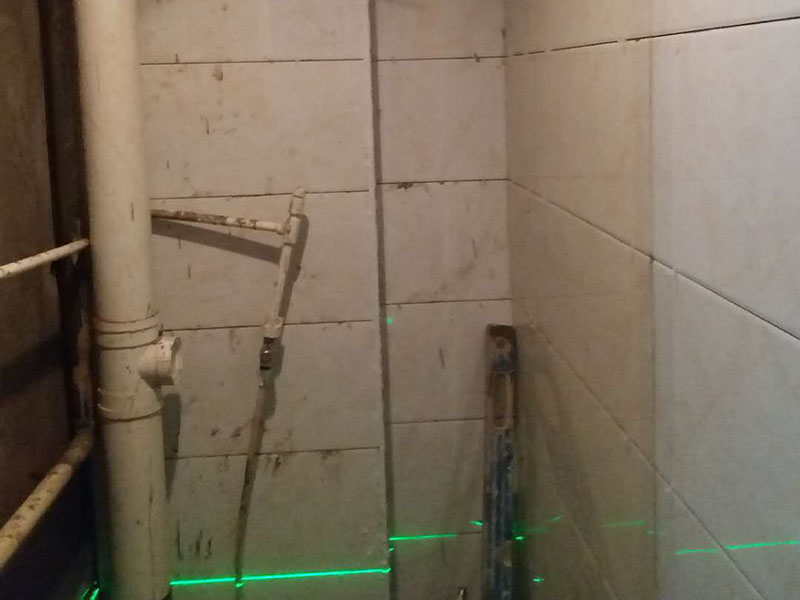 廁所墻面貼磚維修：1、 衛(wèi)生間墻面在施工前清理墻面的各類污物，用泥刀先批墻，后用水泥漿找平，防止瓷磚貼后有空鼓現象。 2、 衛(wèi)生間內會防止抽風機、安裝吊頂等，所以高度要特別注意，其次是墻磚與地磚的尺寸要互相對應，不能有太大的差異，最后根據高度、尺寸與整體效果來確定鋪貼方法，如果統一墻面瓷磚不同，大尺寸瓷磚從下往上貼，小尺寸從上往下貼。 3、配料將清水逐量加入粉狀粘結劑內，按照說明書上一定的比例調配。攪拌調和將粘結劑漿料攪拌至潤滑均勻，無明顯塊狀或糊涂結狀，將攪拌后施工漿料靜置5&mdash;10分鐘，然后再稍加攪拌1&mdash;2分鐘，就可以使用了。 4、把剛剛攪拌好的粘結劑漿料均勻的刮到墻上，讓漿料與瓷磚背面的充分接觸。留縫大小調整根據瓷磚的尺寸，在磚與磚之間預留相應尺寸的縫隙留待嵌縫?？捎醚篮灥认裙潭?。用專業(yè)測量儀，來檢查貼后瓷磚的平整度。鋪貼完成后可以用薄膜來加以保護。