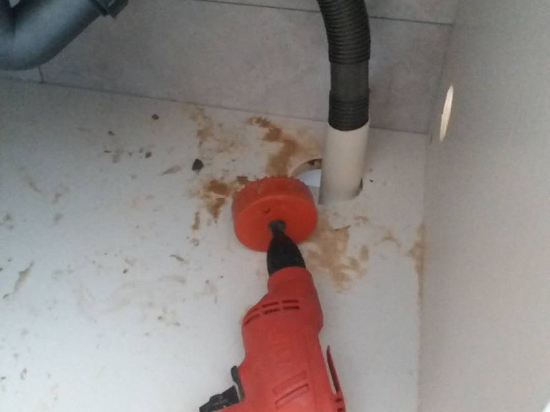 浴室柜下水管安裝：1、在衛(wèi)生間下水管道安裝前，首先要檢查裝修建材水管和相關(guān)連接配件是否有破損、裂紋等現(xiàn)象出現(xiàn)。 2、在衛(wèi)生間下水管道安裝下時(shí)，施工員要預(yù)先考慮好墻磚的厚度。 3、在墻體和地面下都盡可能少用或者是不用連接配件，這樣可以減少滲漏的隱患，并且連接配件的安裝要保證牢固和無滲漏情況。 4、在衛(wèi)生間下水管道安裝時(shí)要考慮家中洗衣機(jī)的用水龍頭安裝位置，下水的布置等，同時(shí)也要注意電源插座的位置是否合適。