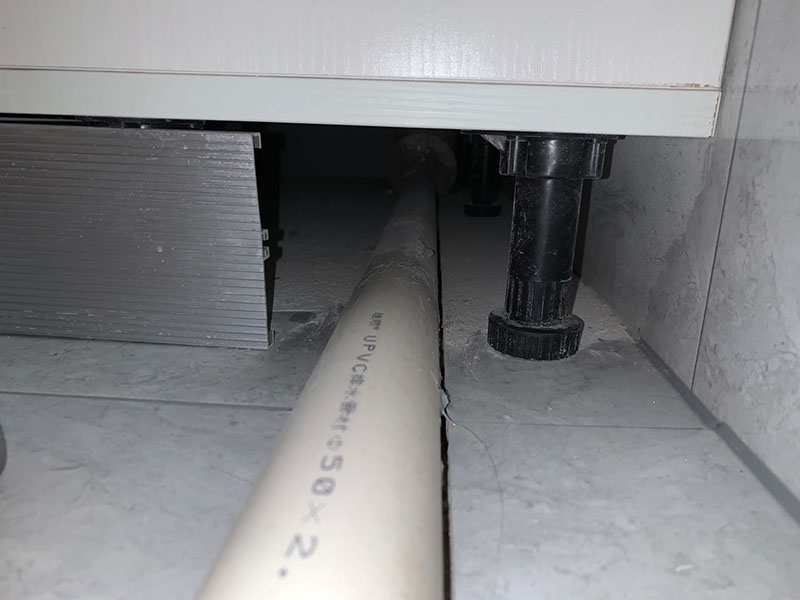 浴室柜下水管安裝：1、在衛(wèi)生間下水管道安裝前，首先要檢查裝修建材水管和相關(guān)連接配件是否有破損、裂紋等現(xiàn)象出現(xiàn)。 2、在衛(wèi)生間下水管道安裝下時(shí)，施工員要預(yù)先考慮好墻磚的厚度。 3、在墻體和地面下都盡可能少用或者是不用連接配件，這樣可以減少滲漏的隱患，并且連接配件的安裝要保證牢固和無滲漏情況。 4、在衛(wèi)生間下水管道安裝時(shí)要考慮家中洗衣機(jī)的用水龍頭安裝位置，下水的布置等，同時(shí)也要注意電源插座的位置是否合適。