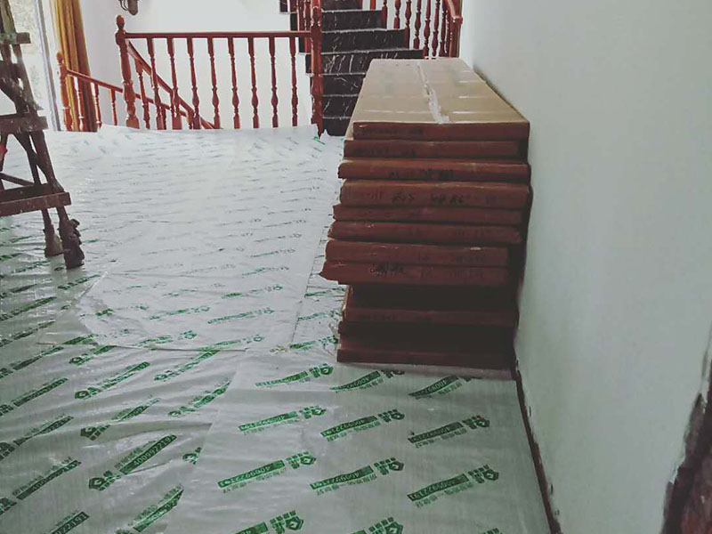 別墅裝修成品保護(hù):1、入戶門扇用公司統(tǒng)一的門貼進(jìn)行全面包裹保護(hù)，用透明膠帶將保護(hù)膜粘貼牢固平整。 2、用標(biāo)準(zhǔn)保護(hù)膜將門框三面保護(hù)完整并固定牢固。 3、工程完工后拆除保護(hù)膜時(shí)如果有粘貼時(shí)的膠痕，應(yīng)用酒精或?qū)Ｓ玫那逦蹌┣宄z痕。 4、用標(biāo)準(zhǔn)保護(hù)膜將室內(nèi)所有外窗固定扇進(jìn)行保護(hù)，字樣朝外且保護(hù)膜上標(biāo)識或字樣保持橫平豎直，保護(hù)膜鋪貼平整固定牢固。 5、木地板施工前，將地面用吸塵器清理干凈。 6、木地板施工后，用產(chǎn)品自帶的防潮墊或標(biāo)準(zhǔn)保護(hù)在通道鋪貼進(jìn)行保護(hù)。