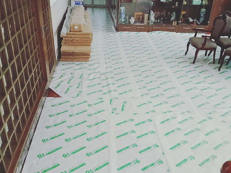 別墅裝修成品保護(hù):1、入戶門扇用公司統(tǒng)一的門貼進(jìn)行全面包裹保護(hù)，用透明膠帶將保護(hù)膜粘貼牢固平整。 2、用標(biāo)準(zhǔn)保護(hù)膜將門框三面保護(hù)完整并固定牢固。 3、工程完工后拆除保護(hù)膜時(shí)如果有粘貼時(shí)的膠痕，應(yīng)用酒精或?qū)Ｓ玫那逦蹌┣宄z痕。 4、用標(biāo)準(zhǔn)保護(hù)膜將室內(nèi)所有外窗固定扇進(jìn)行保護(hù)，字樣朝外且保護(hù)膜上標(biāo)識或字樣保持橫平豎直，保護(hù)膜鋪貼平整固定牢固。 5、木地板施工前，將地面用吸塵器清理干凈。 6、木地板施工后，用產(chǎn)品自帶的防潮墊或標(biāo)準(zhǔn)保護(hù)在通道鋪貼進(jìn)行保護(hù)。