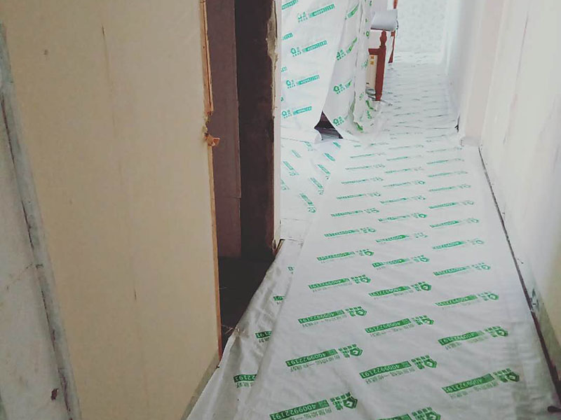 別墅裝修成品保護(hù):1、入戶門扇用公司統(tǒng)一的門貼進(jìn)行全面包裹保護(hù)，用透明膠帶將保護(hù)膜粘貼牢固平整。 2、用標(biāo)準(zhǔn)保護(hù)膜將門框三面保護(hù)完整并固定牢固。 3、工程完工后拆除保護(hù)膜時(shí)如果有粘貼時(shí)的膠痕，應(yīng)用酒精或?qū)Ｓ玫那逦蹌┣宄z痕。 4、用標(biāo)準(zhǔn)保護(hù)膜將室內(nèi)所有外窗固定扇進(jìn)行保護(hù)，字樣朝外且保護(hù)膜上標(biāo)識或字樣保持橫平豎直，保護(hù)膜鋪貼平整固定牢固。 5、木地板施工前，將地面用吸塵器清理干凈。 6、木地板施工后，用產(chǎn)品自帶的防潮墊或標(biāo)準(zhǔn)保護(hù)在通道鋪貼進(jìn)行保護(hù)。