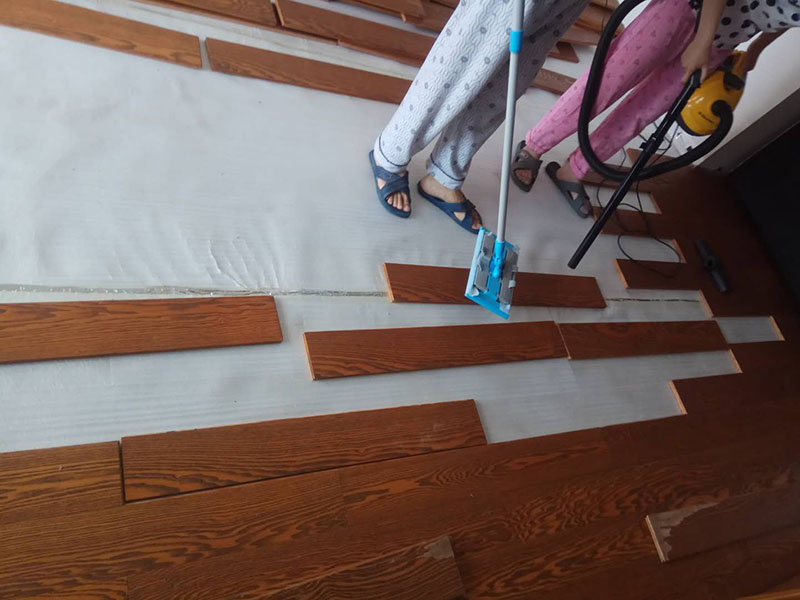 客廳木地板鋪貼：首先大家應(yīng)對是施工地進(jìn)行清理，把無關(guān)的東西都移出去，并且把地面上的垃圾清掃干凈，包括每一個角落。然后對地面進(jìn)行找平，水平誤差不能超過2mm，超過的話就要想辦法找平了。地面要是不平，地板鋪好后腳感當(dāng)然也就不好了。 木地板遇潮后易起拱、變形,為了避免這種情況,大家需要對地面進(jìn)行防潮處理。常見的處理方法是在地面上鋪防潮層，這樣可以防止以后地板受潮。防潮層要鋪平，接縫處要并攏。 為了讓地板鋪出來的效果更加的美觀，大家最好先預(yù)鋪下，將部分地板一分為二，要根據(jù)尺寸來鋸，萬一鋸多了，地板損耗就大了。在鋸地板前可以將地板全部打開包，挑出有問題或瑕疵的地板來鋸，這樣可以有效將局部有問題的地板充分利用，不產(chǎn)生過大損耗。千萬不要上來就拿好地板來鋸，那會增加損耗的。鋸地板的地點務(wù)必要選在陽臺等有瓷磚好打理衛(wèi)生的地方，否則飛濺的木灰會無孔不入的進(jìn)入任何地方，很難清潔。