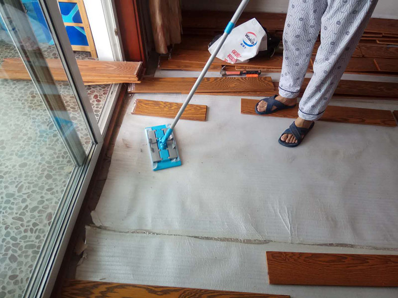 客廳木地板鋪貼：首先大家應(yīng)對是施工地進(jìn)行清理，把無關(guān)的東西都移出去，并且把地面上的垃圾清掃干凈，包括每一個角落。然后對地面進(jìn)行找平，水平誤差不能超過2mm，超過的話就要想辦法找平了。地面要是不平，地板鋪好后腳感當(dāng)然也就不好了。 木地板遇潮后易起拱、變形,為了避免這種情況,大家需要對地面進(jìn)行防潮處理。常見的處理方法是在地面上鋪防潮層，這樣可以防止以后地板受潮。防潮層要鋪平，接縫處要并攏。 為了讓地板鋪出來的效果更加的美觀，大家最好先預(yù)鋪下，將部分地板一分為二，要根據(jù)尺寸來鋸，萬一鋸多了，地板損耗就大了。在鋸地板前可以將地板全部打開包，挑出有問題或瑕疵的地板來鋸，這樣可以有效將局部有問題的地板充分利用，不產(chǎn)生過大損耗。千萬不要上來就拿好地板來鋸，那會增加損耗的。鋸地板的地點務(wù)必要選在陽臺等有瓷磚好打理衛(wèi)生的地方，否則飛濺的木灰會無孔不入的進(jìn)入任何地方，很難清潔。