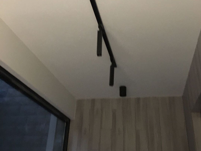 全屋燈具安裝布線：安裝軌道，如果頂部直接為木板或有鐵龍骨可以du直接打釘打眼的，就直接可以把軌道安裝上。定位打好孔后，裝上軌道固定螺絲。 拆開已經(jīng)固定好的軌道頂端的電源保護蓋，用工具接上電源線，注意安全使用工具。將軌道燈底座的卡頭擰平，對準軌道內(nèi)凹槽，將軌道燈底座塞入滑道內(nèi)，稍微用點力，嚴絲合縫后，擰下卡頭旋轉(zhuǎn)的把手，一定要擰到位固定好后，左右滑動一下，看是否固定好。 安裝完畢，打開，根據(jù)投射目標的位置，調(diào)整軌道射燈水平及垂直的角度，保證軌道射燈能充分有效地投射被照物。