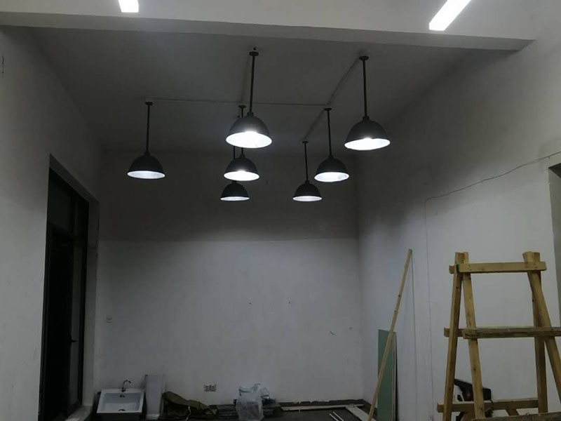 全屋燈具安裝布線：安裝軌道，如果頂部直接為木板或有鐵龍骨可以du直接打釘打眼的，就直接可以把軌道安裝上。定位打好孔后，裝上軌道固定螺絲。 拆開已經(jīng)固定好的軌道頂端的電源保護蓋，用工具接上電源線，注意安全使用工具。將軌道燈底座的卡頭擰平，對準軌道內(nèi)凹槽，將軌道燈底座塞入滑道內(nèi)，稍微用點力，嚴絲合縫后，擰下卡頭旋轉(zhuǎn)的把手，一定要擰到位固定好后，左右滑動一下，看是否固定好。 安裝完畢，打開，根據(jù)投射目標的位置，調(diào)整軌道射燈水平及垂直的角度，保證軌道射燈能充分有效地投射被照物。