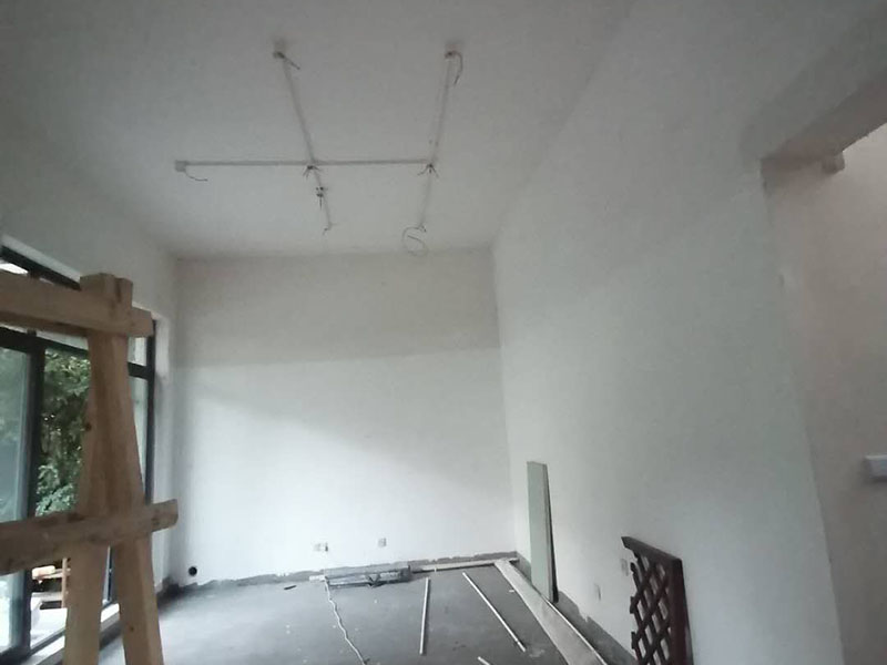 全屋燈具安裝布線：安裝軌道，如果頂部直接為木板或有鐵龍骨可以du直接打釘打眼的，就直接可以把軌道安裝上。定位打好孔后，裝上軌道固定螺絲。 拆開已經(jīng)固定好的軌道頂端的電源保護蓋，用工具接上電源線，注意安全使用工具。將軌道燈底座的卡頭擰平，對準軌道內(nèi)凹槽，將軌道燈底座塞入滑道內(nèi)，稍微用點力，嚴絲合縫后，擰下卡頭旋轉(zhuǎn)的把手，一定要擰到位固定好后，左右滑動一下，看是否固定好。 安裝完畢，打開，根據(jù)投射目標的位置，調(diào)整軌道射燈水平及垂直的角度，保證軌道射燈能充分有效地投射被照物。