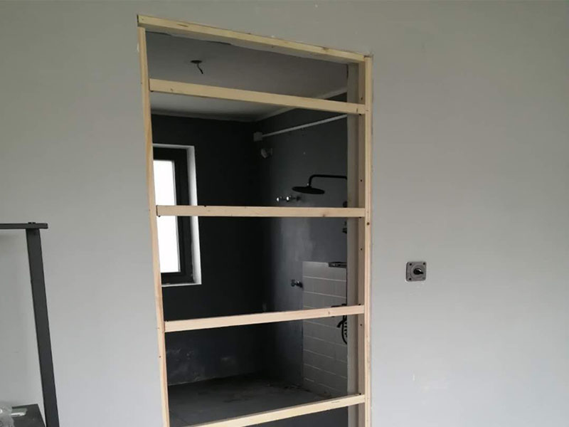 墻面封門洞維修：用青磚或紅磚進(jìn)行壘墻，外面在抹灰找平批膩?zhàn)犹幚?用木龍骨打框架，石膏板飾面，外面批膩?zhàn)诱移剿⑵岬冗M(jìn)行處理