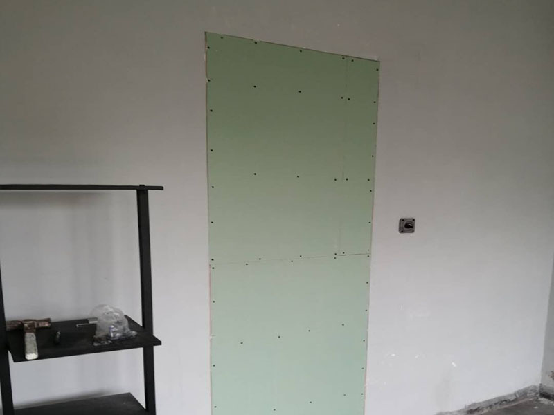 墻面封門洞維修：用青磚或紅磚進(jìn)行壘墻，外面在抹灰找平批膩?zhàn)犹幚?用木龍骨打框架，石膏板飾面，外面批膩?zhàn)诱移剿⑵岬冗M(jìn)行處理