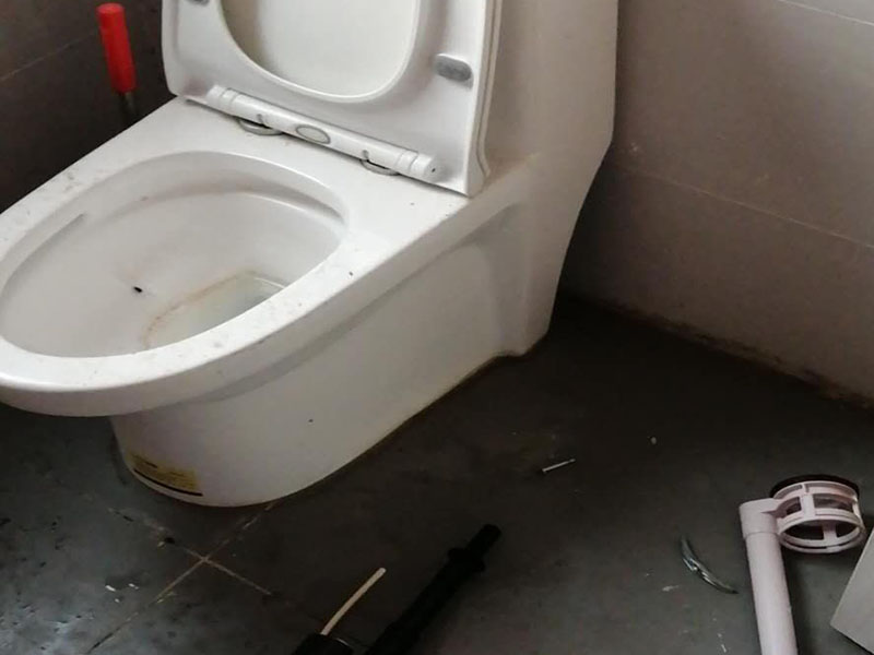 1、首先要確定拖布盆與墻面的貼合度，要先將拖布盆跟其配套的立柱組合后，然后再將組合好的拖把池一并移動(dòng)到陽臺需要安裝的位置，確保整個(gè)拖布盆能與墻面完全貼合，然后用可清洗的標(biāo)記筆畫出拖把池的輪廓。 2、第二步就是將整個(gè)拖把盆稍稍一開，然后在其背后掛鉤處插入拖把盆的安裝槽里面，測量拖把盆頂部到掛鉤腰槽正中心的高度尺寸，然后標(biāo)記需要打孔的孔位。 3、最后用電鉆在標(biāo)記的孔位上打孔，然后將掛鉤安裝好卡住拖把池即可。 4、收尾部分就是用玻璃膠將拖把池與墻面和地面貼合部分縫隙密封起來，以防積水腐臭。