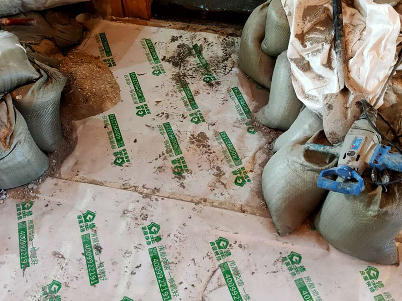 衛(wèi)生間丙綸防水:刷第一遍防水涂料。施工前確保工地干凈、干燥，防水涂料要涂滿，無遺漏，與基層結(jié)合牢固，無裂紋，無氣泡，無脫落現(xiàn)象。涂刷高度一致，厚度要達(dá)到產(chǎn)品規(guī)定要求。　 刷第二遍防水涂料。注意、第二遍防水涂料間需要有一定時(shí)間間隔，待遍涂料干透后才能進(jìn)行第二遍，具體時(shí)間視涂料而定。間隔時(shí)間太短，防水的效果會大打折扣。 鋪保護(hù)層。為防止之后的施工破壞防水層，需在防水涂料表面鋪上保護(hù)層。保護(hù)層要完全覆蓋防水層，無遺漏，與基層結(jié)合牢固，無裂紋，無氣泡，無脫落現(xiàn)象。 閉水試驗(yàn)。閉水試驗(yàn)時(shí)，地面點(diǎn)的水線不能低于2厘米，保存至少24小時(shí)，觀察無滲漏現(xiàn)象后方算合格。如有滲漏，需重做，切莫不能疏忽大意。