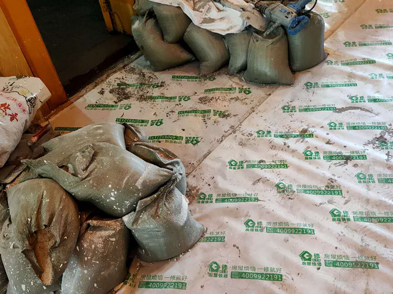 衛(wèi)生間丙綸防水:刷第一遍防水涂料。施工前確保工地干凈、干燥，防水涂料要涂滿，無遺漏，與基層結(jié)合牢固，無裂紋，無氣泡，無脫落現(xiàn)象。涂刷高度一致，厚度要達(dá)到產(chǎn)品規(guī)定要求。　 刷第二遍防水涂料。注意、第二遍防水涂料間需要有一定時(shí)間間隔，待遍涂料干透后才能進(jìn)行第二遍，具體時(shí)間視涂料而定。間隔時(shí)間太短，防水的效果會大打折扣。 鋪保護(hù)層。為防止之后的施工破壞防水層，需在防水涂料表面鋪上保護(hù)層。保護(hù)層要完全覆蓋防水層，無遺漏，與基層結(jié)合牢固，無裂紋，無氣泡，無脫落現(xiàn)象。 閉水試驗(yàn)。閉水試驗(yàn)時(shí)，地面點(diǎn)的水線不能低于2厘米，保存至少24小時(shí)，觀察無滲漏現(xiàn)象后方算合格。如有滲漏，需重做，切莫不能疏忽大意。