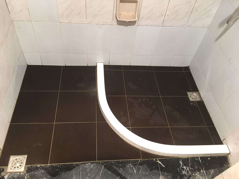 衛(wèi)生間裝修改造:既然是改造，肯定是對(duì)衛(wèi)生間的格局或是衛(wèi)浴設(shè)施、地磚、墻磚等地方不滿意，但在改造之前你需要將這些不滿意的地方進(jìn)行拆除，且拆除之后的垃圾也要及時(shí)清理，避免阻礙施工進(jìn)程。將不需要或是不滿意的地方進(jìn)行拆除后，留下的成品需要進(jìn)行施工保護(hù)，防止磕碰到，還可防止被上面的重物或是棱角碰壞。水電改造可謂是改造衛(wèi)生間的重點(diǎn)，衛(wèi)生間原有的水電路管線往往有許多不合理的布局，所以在改造過(guò)程中要對(duì)原有的水電路進(jìn)行徹查，看是否存在銹蝕、老化等情況，若有，則需要更換新的電路、水路，如果線路良好，且沒(méi)有多大的問(wèn)題，則只需要添加刪減線路就可以了。同時(shí)在改造的時(shí)候最好能做到以后維修和保養(yǎng)都比較方便，然后將其做好隱蔽處理。