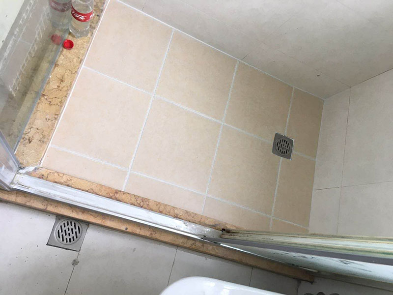 衛(wèi)生間裝修改造:既然是改造，肯定是對(duì)衛(wèi)生間的格局或是衛(wèi)浴設(shè)施、地磚、墻磚等地方不滿意，但在改造之前你需要將這些不滿意的地方進(jìn)行拆除，且拆除之后的垃圾也要及時(shí)清理，避免阻礙施工進(jìn)程。將不需要或是不滿意的地方進(jìn)行拆除后，留下的成品需要進(jìn)行施工保護(hù)，防止磕碰到，還可防止被上面的重物或是棱角碰壞。水電改造可謂是改造衛(wèi)生間的重點(diǎn)，衛(wèi)生間原有的水電路管線往往有許多不合理的布局，所以在改造過(guò)程中要對(duì)原有的水電路進(jìn)行徹查，看是否存在銹蝕、老化等情況，若有，則需要更換新的電路、水路，如果線路良好，且沒(méi)有多大的問(wèn)題，則只需要添加刪減線路就可以了。同時(shí)在改造的時(shí)候最好能做到以后維修和保養(yǎng)都比較方便，然后將其做好隱蔽處理。