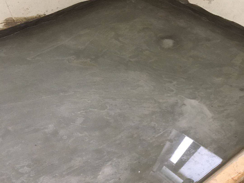 衛(wèi)生間裝修改造:既然是改造，肯定是對(duì)衛(wèi)生間的格局或是衛(wèi)浴設(shè)施、地磚、墻磚等地方不滿意，但在改造之前你需要將這些不滿意的地方進(jìn)行拆除，且拆除之后的垃圾也要及時(shí)清理，避免阻礙施工進(jìn)程。將不需要或是不滿意的地方進(jìn)行拆除后，留下的成品需要進(jìn)行施工保護(hù)，防止磕碰到，還可防止被上面的重物或是棱角碰壞。水電改造可謂是改造衛(wèi)生間的重點(diǎn)，衛(wèi)生間原有的水電路管線往往有許多不合理的布局，所以在改造過(guò)程中要對(duì)原有的水電路進(jìn)行徹查，看是否存在銹蝕、老化等情況，若有，則需要更換新的電路、水路，如果線路良好，且沒(méi)有多大的問(wèn)題，則只需要添加刪減線路就可以了。同時(shí)在改造的時(shí)候最好能做到以后維修和保養(yǎng)都比較方便，然后將其做好隱蔽處理。