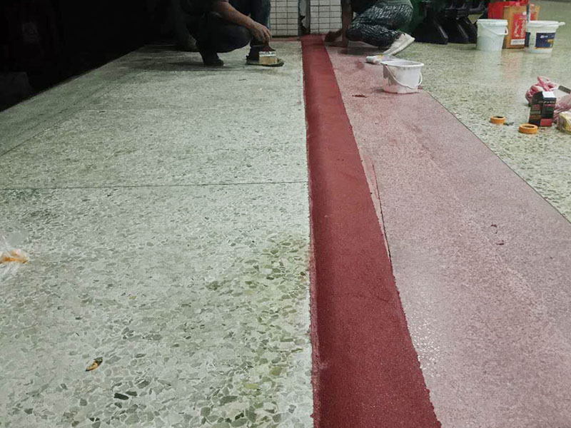 局部門檻修復(fù)：1.用高壓水槍將天然大理石裂紋處的碎石屑、雜質(zhì)沖洗干凈; 2.將基層漿料注射入天然大理石裂紋處,然后刮除多余基層漿料至基層漿料表面低于天然大理石表面1-2mm; 打磨、拋光步驟3)中填充后的表層漿料至與天然大理石表面齊平,然后整體拋光處理即可。