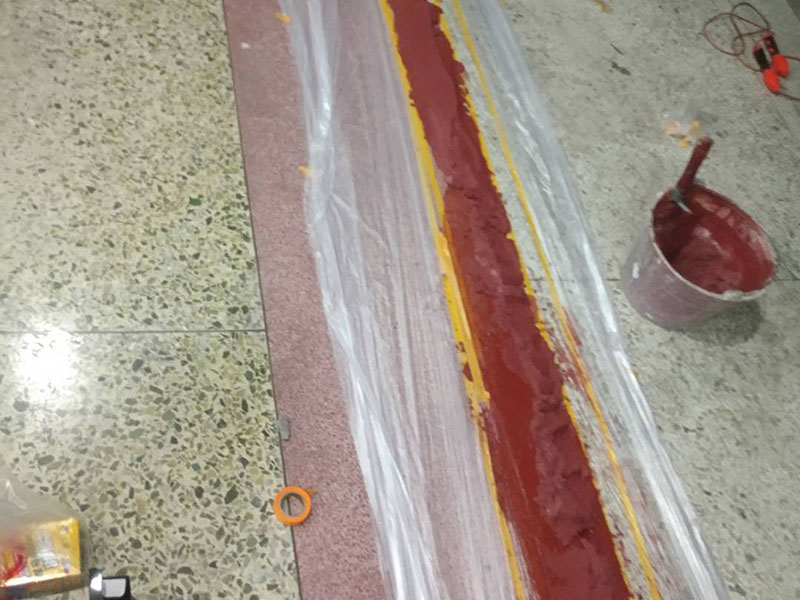 局部門檻修復(fù)：1.用高壓水槍將天然大理石裂紋處的碎石屑、雜質(zhì)沖洗干凈; 2.將基層漿料注射入天然大理石裂紋處,然后刮除多余基層漿料至基層漿料表面低于天然大理石表面1-2mm; 打磨、拋光步驟3)中填充后的表層漿料至與天然大理石表面齊平,然后整體拋光處理即可。