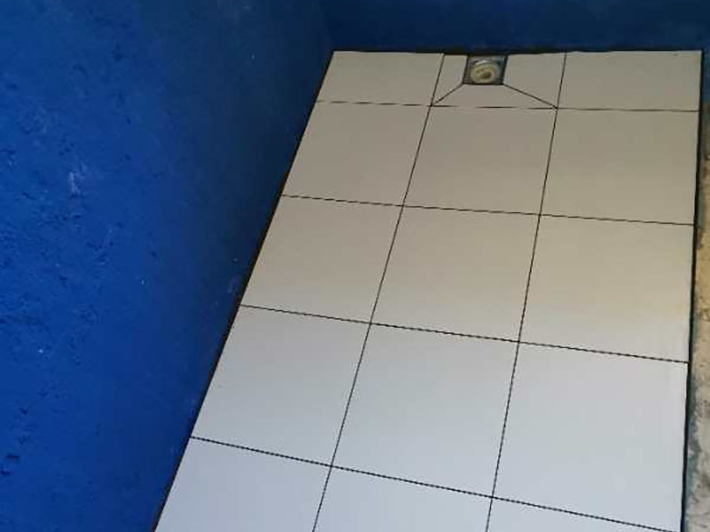 衛(wèi)生間刷防水:首先要進行地面處理，確保地面干凈，沒有任何雜物污染，基層表面堅實，無脫皮等現(xiàn)象，我們還要進行地面找平，保證地面平整，沒有較大的缺陷和補痕。防水涂料要刷全面，與基層結(jié)合牢固，不會出現(xiàn)氣泡，脫落等問題。我們涂刷時，要由下至上，先墻后地涂刷。要在防水層上再鋪一層保護層，保護層要完全覆蓋防水層，與之結(jié)合牢固，不能存在裂紋、氣泡、脫落等問題。在做閉水試驗前，要把衛(wèi)生間所有的下水都堵住，并且在衛(wèi)生間門口做一個簡易25厘米高的門檻，把衛(wèi)生間封好，再往衛(wèi)生間灌入20厘米高的水。24小時之后，衛(wèi)生間的水沒有滲漏，才能算衛(wèi)生間防水工程合格。