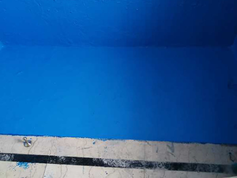 衛(wèi)生間刷防水:首先要進行地面處理，確保地面干凈，沒有任何雜物污染，基層表面堅實，無脫皮等現(xiàn)象，我們還要進行地面找平，保證地面平整，沒有較大的缺陷和補痕。防水涂料要刷全面，與基層結(jié)合牢固，不會出現(xiàn)氣泡，脫落等問題。我們涂刷時，要由下至上，先墻后地涂刷。要在防水層上再鋪一層保護層，保護層要完全覆蓋防水層，與之結(jié)合牢固，不能存在裂紋、氣泡、脫落等問題。在做閉水試驗前，要把衛(wèi)生間所有的下水都堵住，并且在衛(wèi)生間門口做一個簡易25厘米高的門檻，把衛(wèi)生間封好，再往衛(wèi)生間灌入20厘米高的水。24小時之后，衛(wèi)生間的水沒有滲漏，才能算衛(wèi)生間防水工程合格。