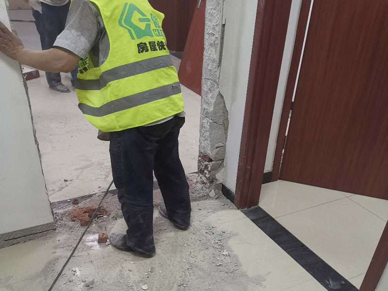 砌磚封門洞:首先準(zhǔn)備好材料，門洞一定要做頂梁，所以鋼筋不能少。沙子要中沙、河沙。水泥注意保質(zhì)期。磚最好用輕質(zhì)磚。一般門洞留90公分，如果門是定制的或特殊門，根據(jù)門的尺寸來(lái)定門洞寬度。攪拌好水泥沙后，開(kāi)始砌墻。要先訂好門洞兩邊的磚的位置，先砌好他們，再在此基礎(chǔ)上砌就很快了。砌到2米的高度（特殊門根據(jù)尺寸特定），門洞要收口，需要做門洞梁。用水泥澆灌梁，中間鋼筋做骨。做好門洞梁后，繼續(xù)上面砌磚，做好整面墻。